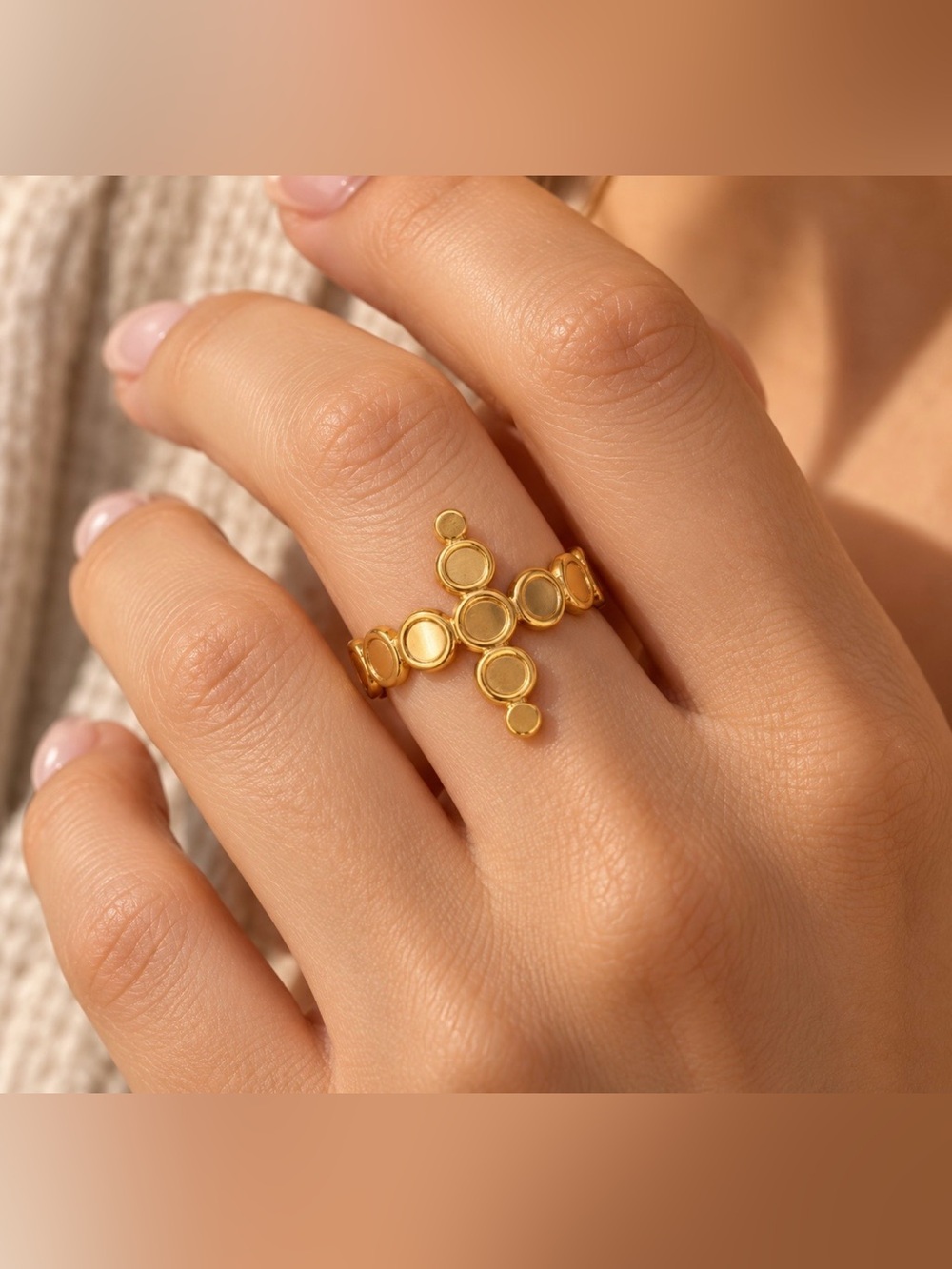 🌺𝑮𝒐𝒍𝒅𝒆𝒏 𝑸𝒖𝒊𝒆𝒕 𝑳𝒖𝒙𝒖𝒓𝒚 𝑹𝒊𝒏𝒈🌺
Elevate your style with this elegant statement ring